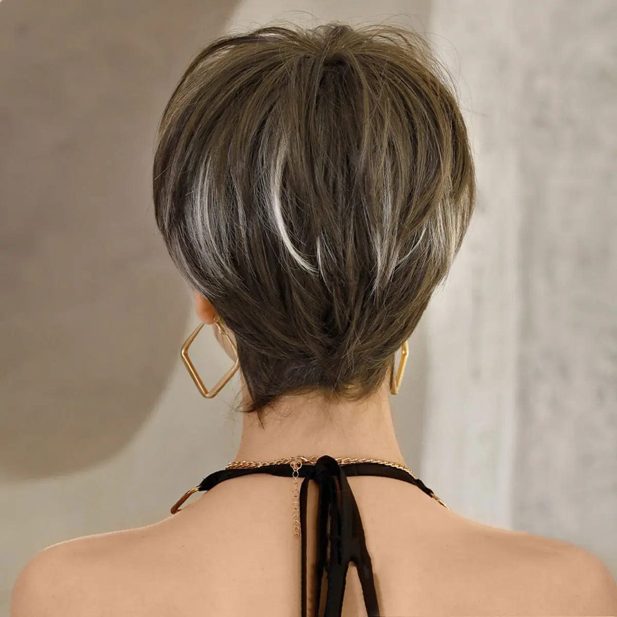 Perruque Synthétique Brune Mèches Grise Courte - Samantha - Perruque Femme