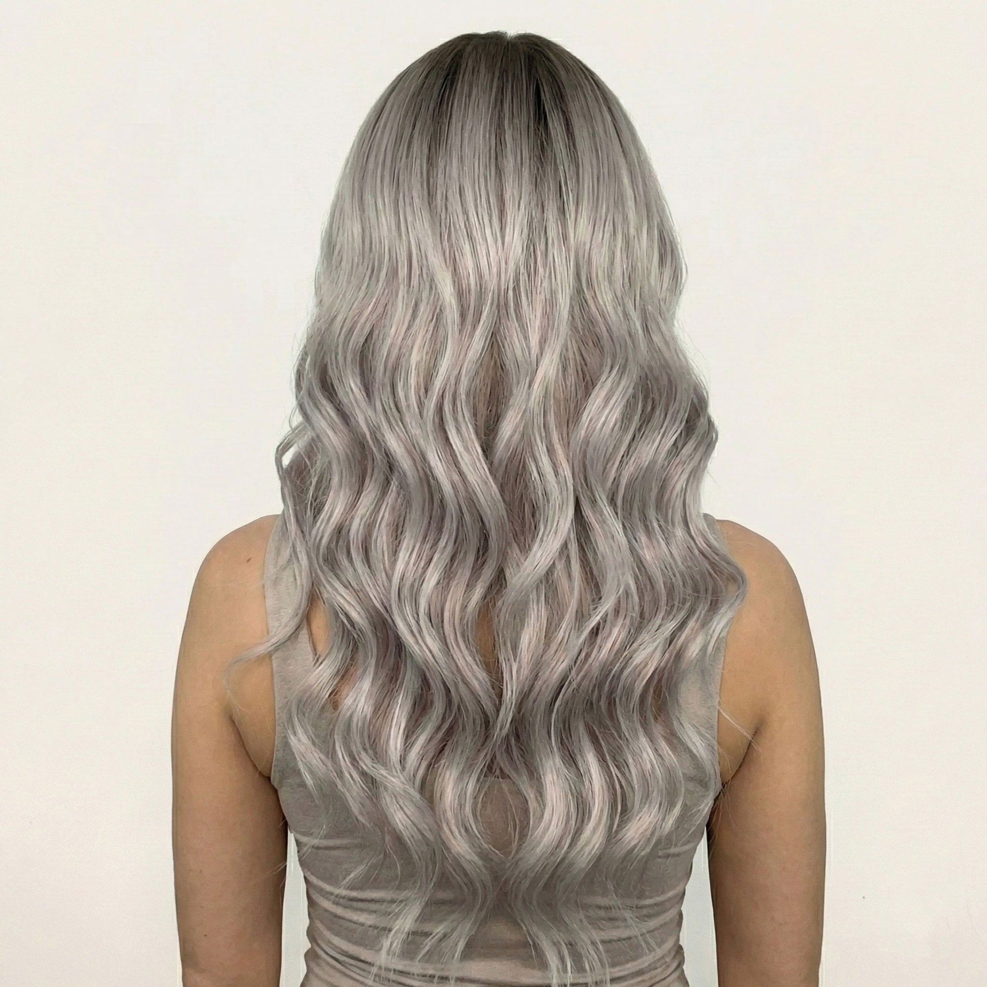 Perruque Synthétique Grise Longue - Valeska - dos
